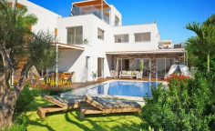 Luxury 4 bedrooms villa with swimming pool for sale in Yeroskipou
