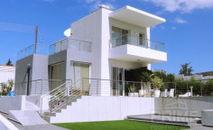 Luxury 4 bed villa with swimming pool for sale in Peyia