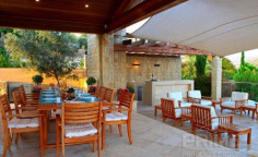 Spacious 5 bedroom villa with swimming pool for sale in Aphrodite Hills