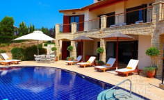 Spacious 5 bedroom villa with swimming pool for sale in Aphrodite Hills