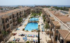 2 Bed apartment in a fantastic complex of Apts & Townhouses, at a prime location!