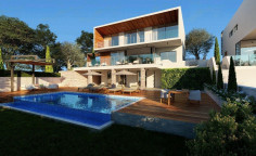Large 5 bedroom house with swimming pool for sale in Chloraka