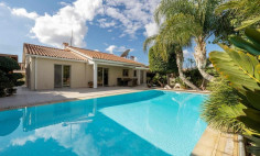 3 bedroom bungalow with swimming pool for sale in Moni