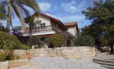 Large 3 bed house with swimming pool for sale in Souni-Zanakia