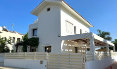 Spacious 4 bed house with swimming pool for sale in Ayia Napa