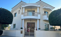 Large 5 bed house with swimming pool for sale in Agios Athanasios