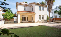 Large 3 bedroom house for sale in Aradippou