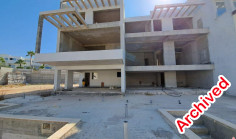 Large 4 bedrooms house with swimming pool for sale in Kissonerga