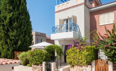 3 bedroom maisonette with swimming pool for sale in Universal