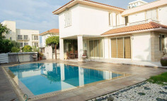Beautiful 3 bedroom house with swimming pool for sale in Perivolia