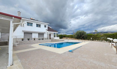 5 bedroom house with swimming pool to rent in Paramytha
