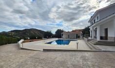 5 bedroom house with swimming pool to rent in Paramytha