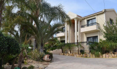 Spacious 5 bedroom house with swimming pool for sale in Agios Athanasios