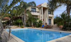 Spacious 5 bedroom house with swimming pool for sale in Agios Athanasios