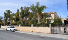 Spacious 5 bedroom house with swimming pool for sale in Agios Athanasios