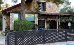 4 bedroom furnished house with swimming pool for sale in Souni-Zanakia