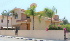 Beautiful 4 bedroom house with swimming pool to rent in Parekklisia