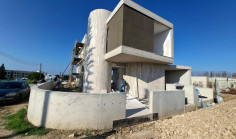 Spacious 3 bedroom furnished house with swimming pool for sale in Kissonerga