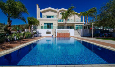 Luxury 5 bedroom house with swimming pool for sale in Pyrgos