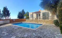 3 bedroom bungalow with swimming pool for sale in Kamares