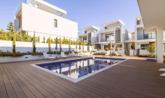 2 bedroom furnished apartment with swimming pool to rent in Mesa Geitonia