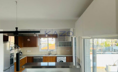 Spacious 3 bedroom top floor apartment in Mesa Geitonia 