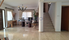 Spacious 4 bedroom home with pool in Agios Athanasios 