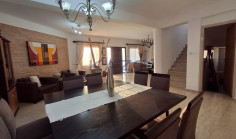 Spacious 4 bedroom home with pool in Agios Athanasios 