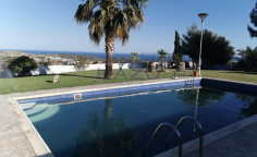 Spacious 5 bedroom villa with pool in Parekklisia 
