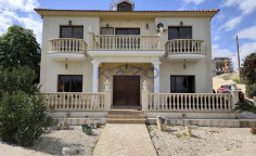 Spacious 5 bedroom villa with pool in Parekklisia 