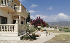 Spacious 5 bedroom villa with pool in Parekklisia 