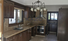 Spacious 5 bedroom villa with pool in Parekklisia 