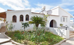 Spacious 3 bedroom bungalow for sale in Coral Bay