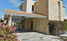 Large 3 bedroom villa with swimming pool for sale in Latsi