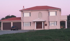 A 5 bedroom family house in Pyrgos w large land 