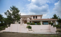 5 bedroom detached villa in Lythrodontas 