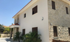 4 bedroom furnished house with swimming pool for sale in Parekklisia