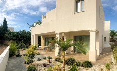 Spacious 3 bed house with swimming pool for sale in Chloraka