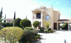 Beautiful 3 bedroom house with swimming pool for sale in Kouklia