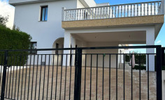 4 bedroom house with swimming pool for sale in Agios Georgios