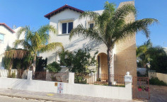 Large 3 bedrooms house with swimming pool for sale in Protaras