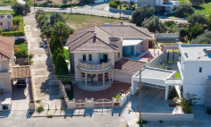 Beautiful 5 bedroom house with swimming pool for sale in Latsia