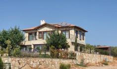 Beautiful 5 bedroom house with swimming pool for sale in Souni-Zanakia