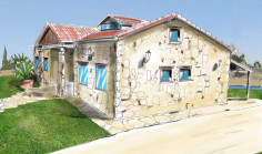4 bedroom bungalow with swimming pool for sale in Souni-Zanakia