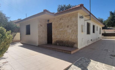 Large 3 bedroom house for sale in Lysos