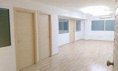 Office 100 m2 to rent in Mesa Geitonia