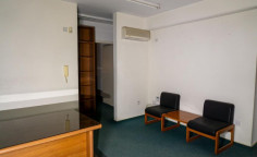 Large office for sale in Agioi Omologites