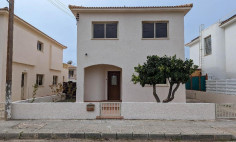 Spacious 4 bedroom house with swimming pool for sale in Mandria