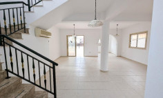 Spacious 4 bedroom house with swimming pool for sale in Mandria