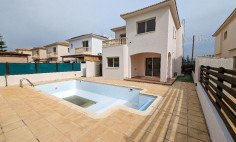 Spacious 4 bedroom house with swimming pool for sale in Mandria